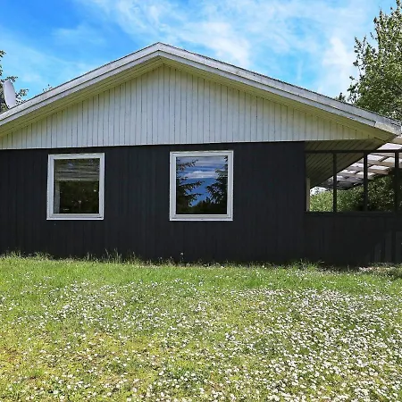 Three-bedroom Holiday In 26 *